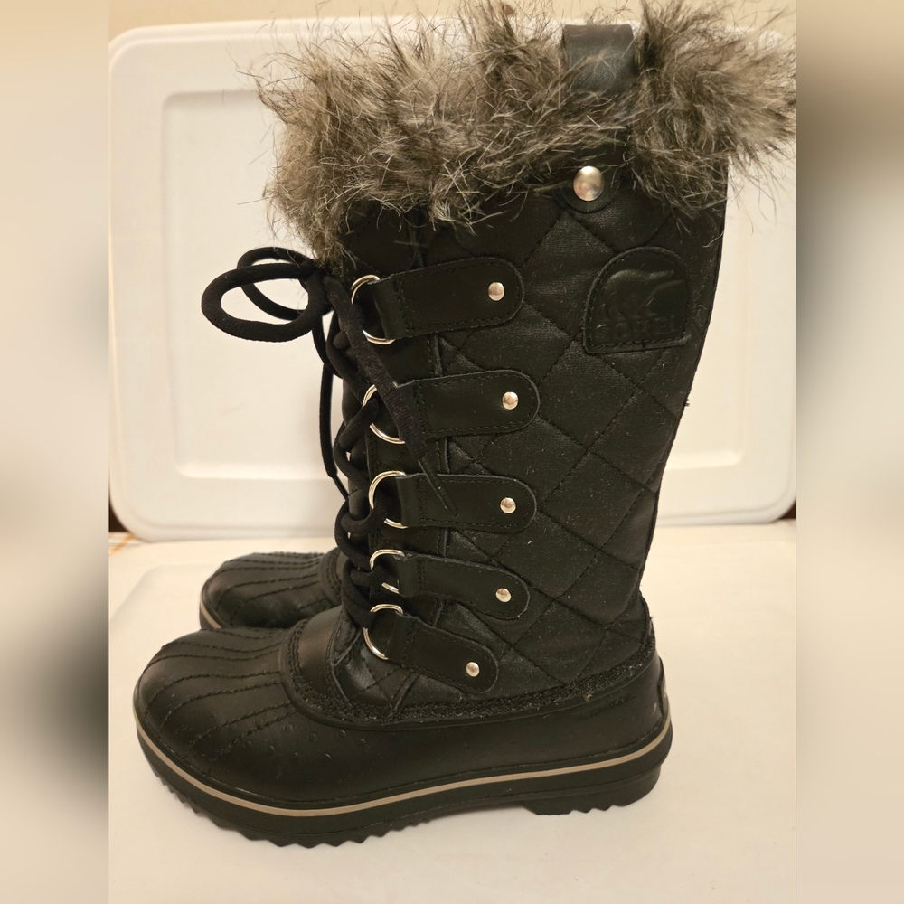 SOREL.  Womens Black Winter Boots with Fur Trim.  Size 5.5